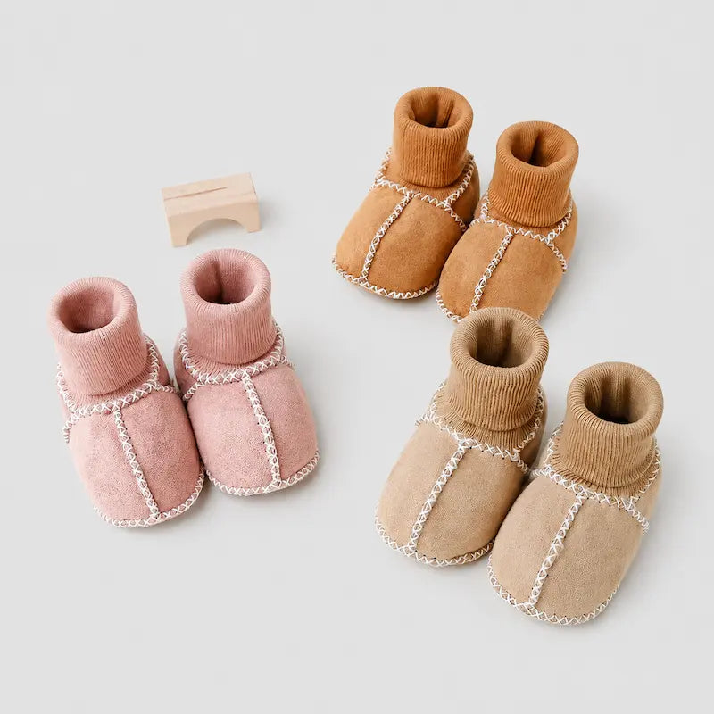 chaussons-bottines-bebe-unisexe-en-daim-chaud-et-interieur-moelleux-suedia