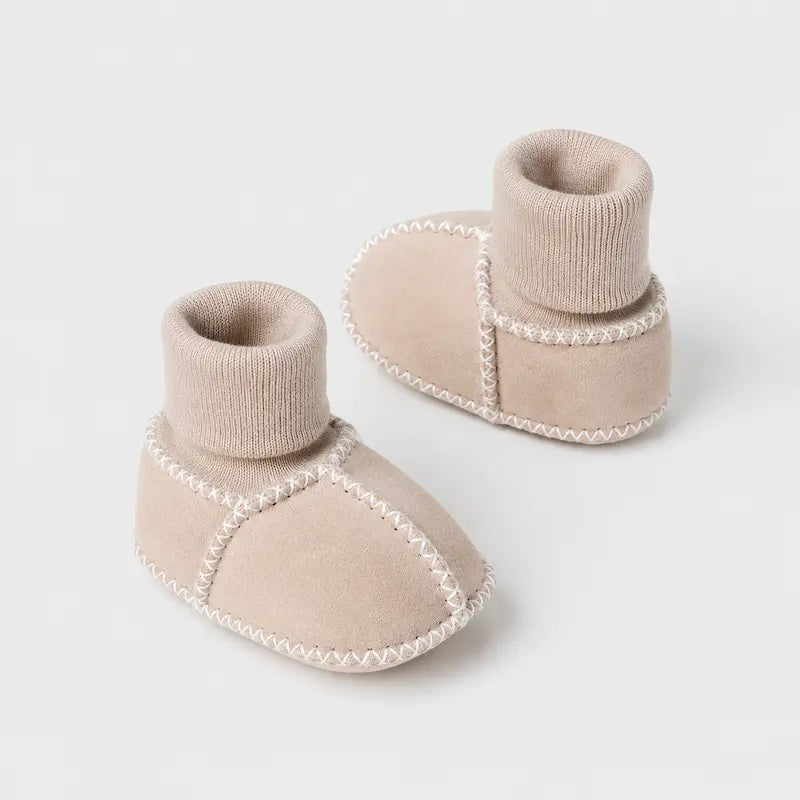 chaussons-bottines-bebe-unisexe-en-daim-chaud-et-interieur-moelleux-suedia