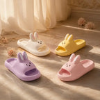 chaussons-enfant-lapin-oreilles-sandales-ouvertes-maison