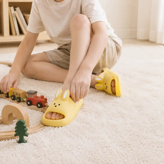 chaussons-enfant-lapin-oreilles-sandales-ouvertes-maison