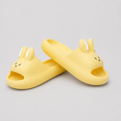 chaussons-enfant-lapin-oreilles-sandales-ouvertes-maison