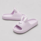 chaussons-enfant-lapin-oreilles-sandales-ouvertes-maison