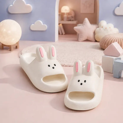 chaussons-enfant-lapin-oreilles-sandales-ouvertes-maison
