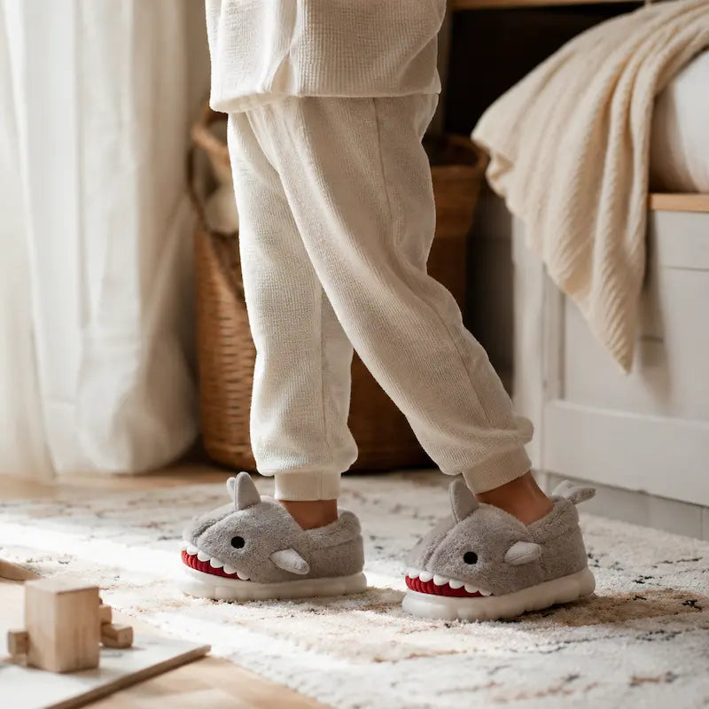 chaussons-enfants-en-peluche-semelle-antiderapante-souple-interieur-et-exterieur-sharky