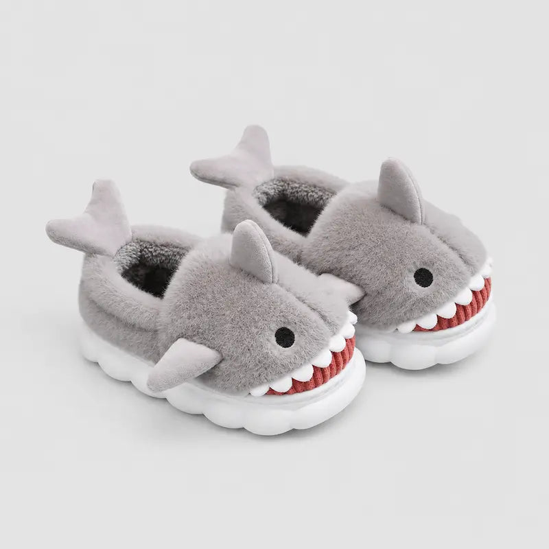 chaussons-enfants-en-peluche-semelle-antiderapante-souple-interieur-et-exterieur-sharky
